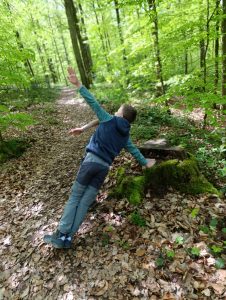 Kind bewegt sich im Wald