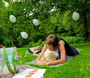 Kinder und Erwachsene machen Yoga im Wald