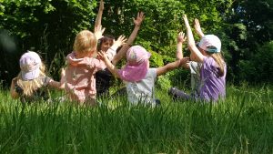 Kindergruppe macht Yoga